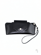 Arezzo Case – Schwarzes Brillenetui aus mattem Kunstleder mit Satin-Optik und Schlaufe.