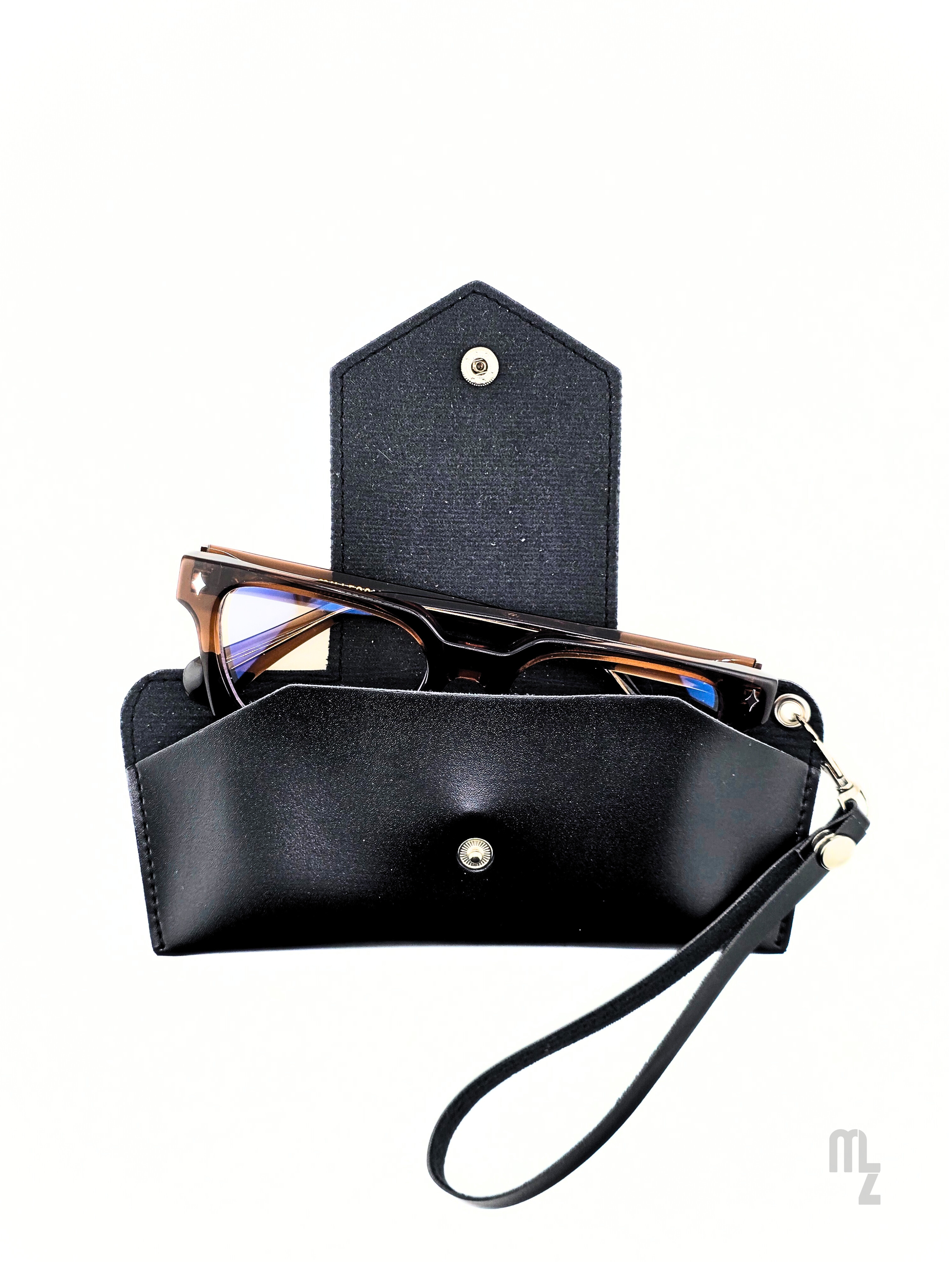 Luxuriöses schwarzes Brillenetui Arezzo mit Satin-Optik und Handgelenkschlaufe.