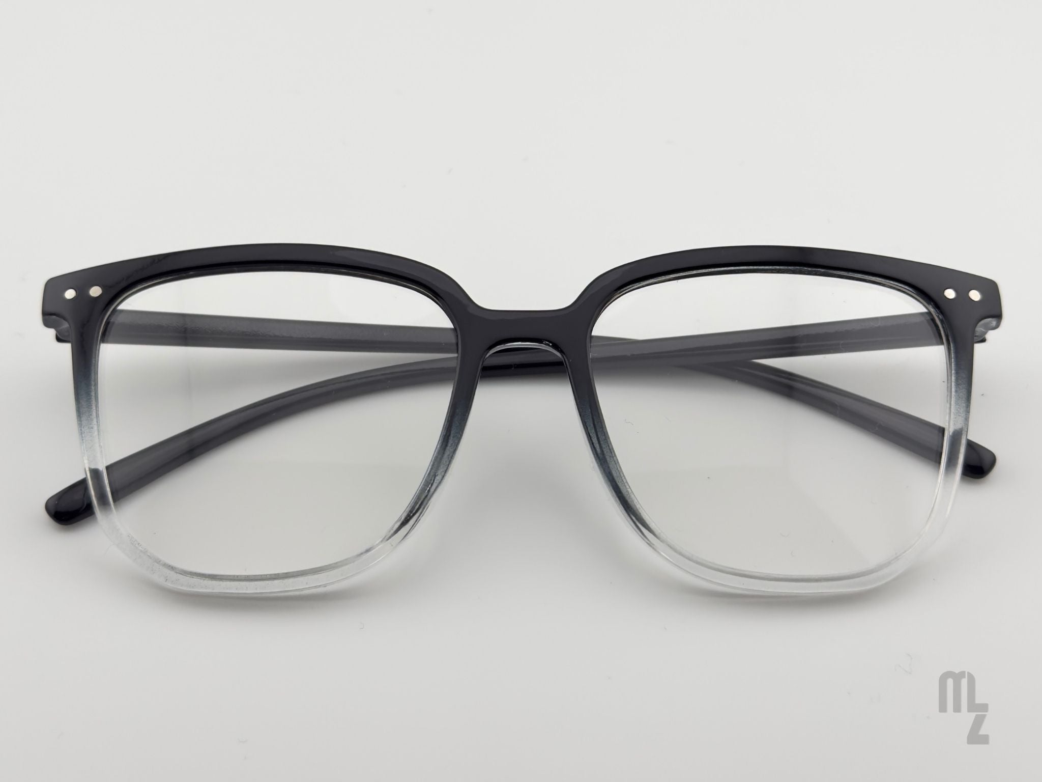 Etna Eclipse Front eckige Blaulichtfilterbrille Ideal für Laptop und Smartphone Nutzung.
Vielseitige Nutzungsmöglichkeit:
Gamingbrille, Mode-Brille,  Antiblaulichtfilter, minimalistisch usw.