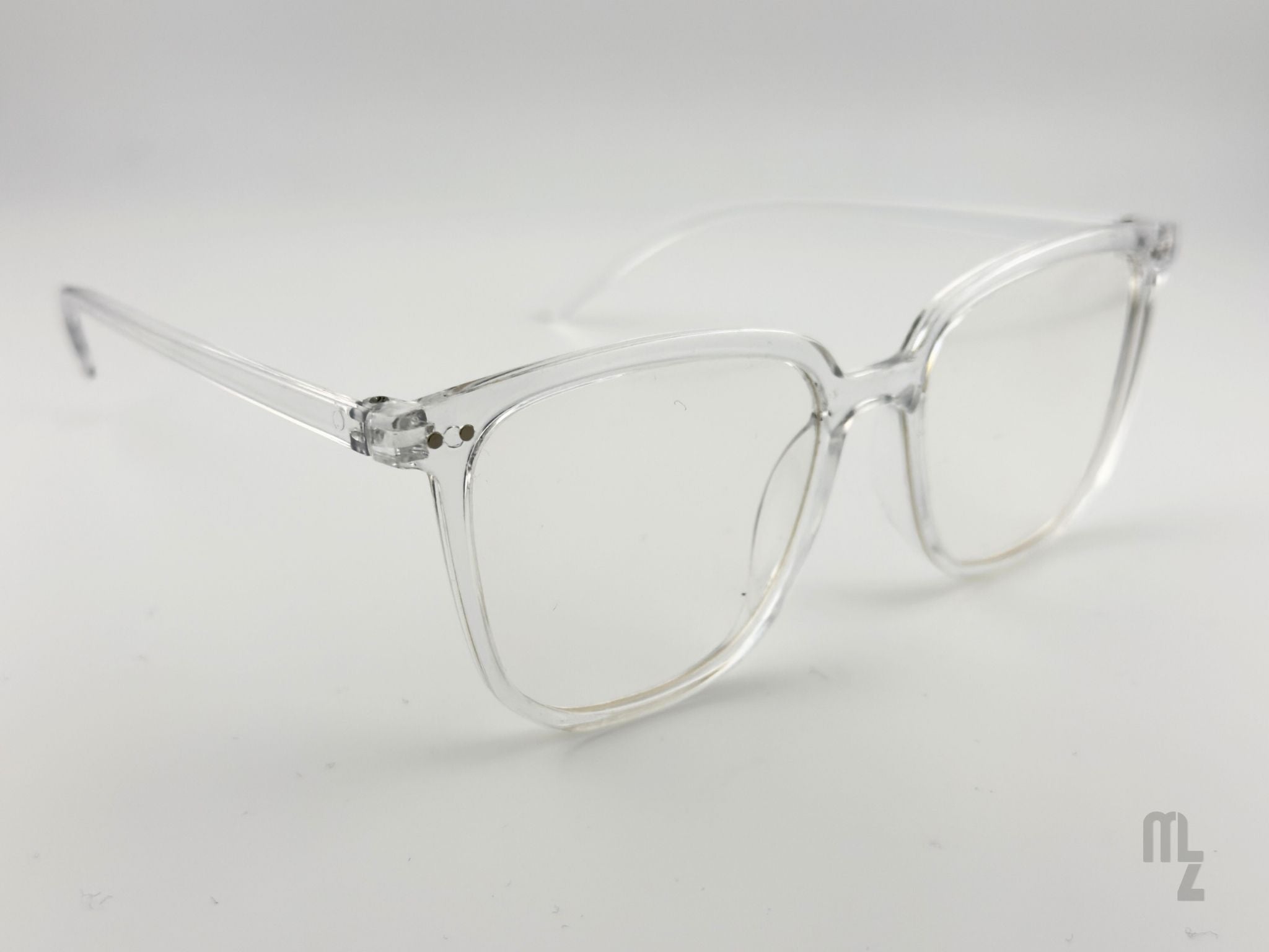 Etna Lucid Seitenansicht eckige Blaulichtfilterbrille für stylischen Look auf der Arbeit und im Alltag. Vielseitige Nutzungsmöglichkeit:
Gamingbrille, Mode-Brille,  Antiblaulichtfilter, minimalistisch usw.