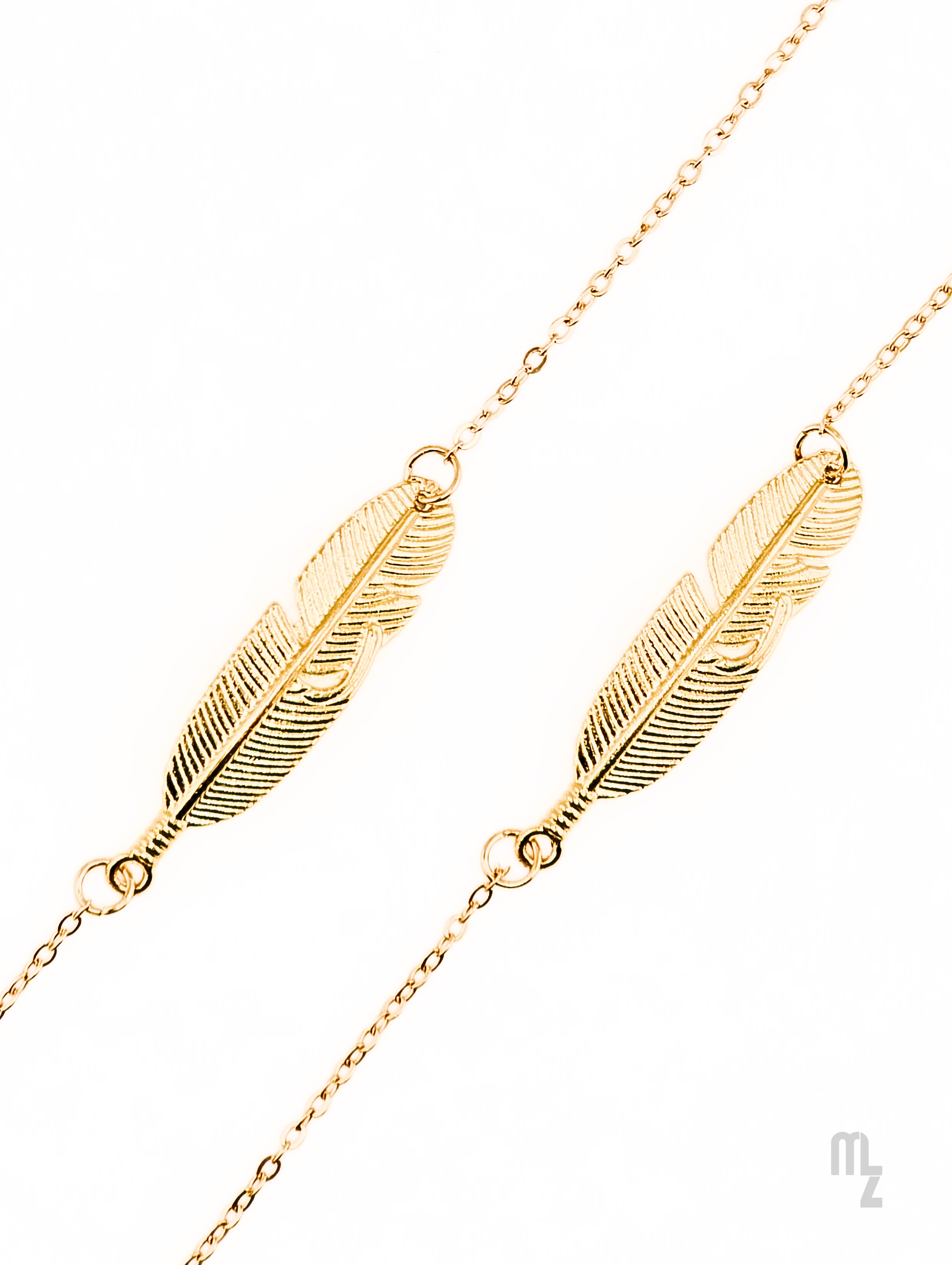 Feather Luxe – Premium-Brillenkette mit goldenen Federn.