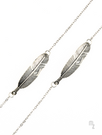 Feather Luxe – Edle Brillenkette mit silberfarbenen Edelstahlfedern.