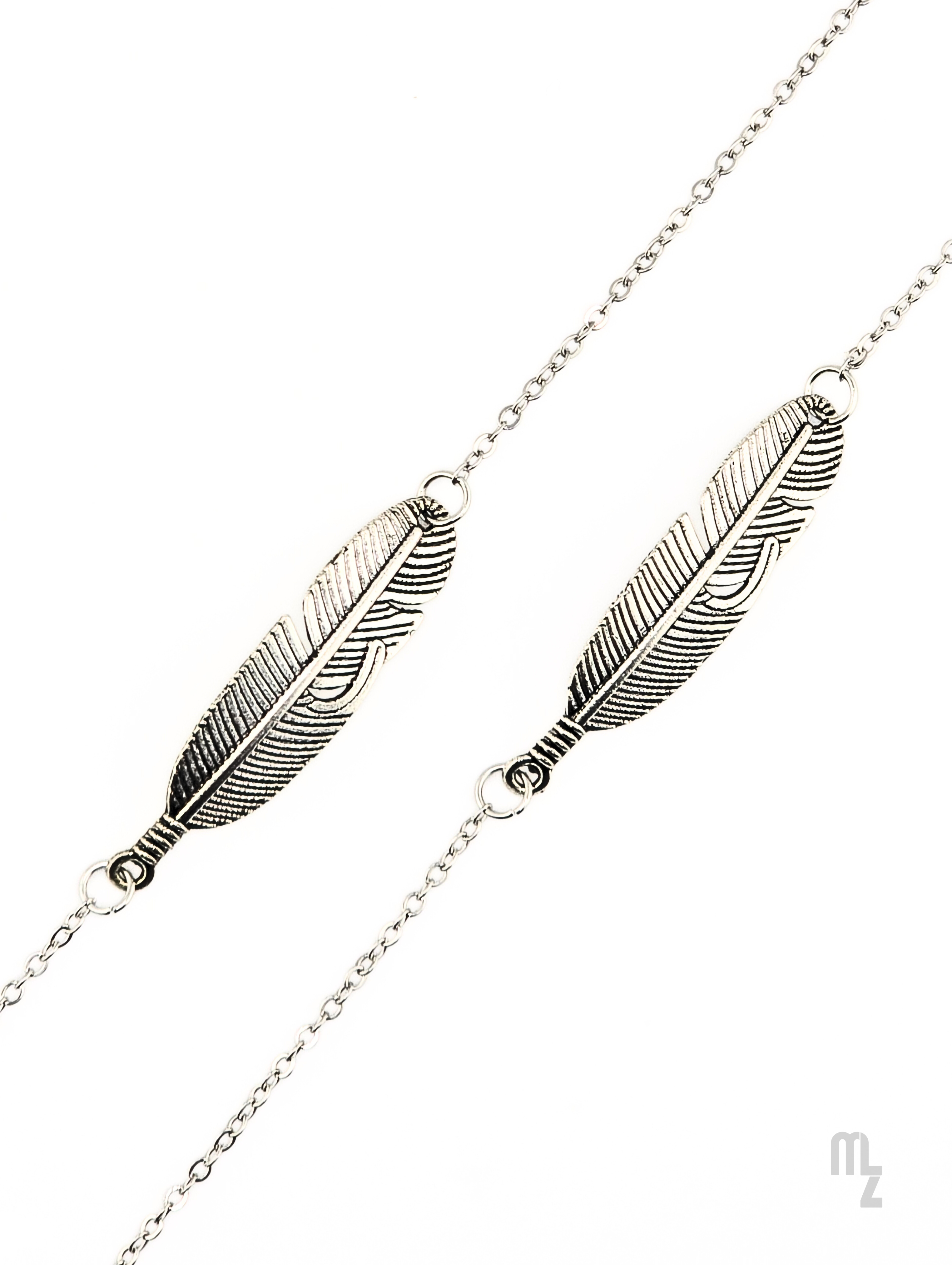 Feather Luxe – Edle Brillenkette mit silberfarbenen Edelstahlfedern.