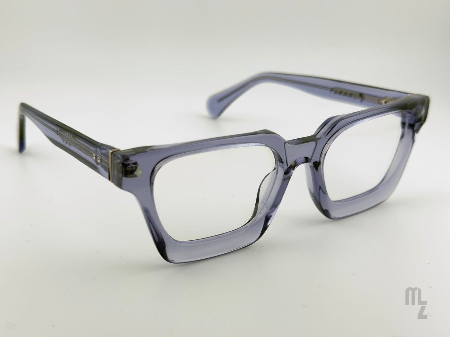 Fuego Arctic Grey Seitenansicht eckige Acetat Blaulichtfilterbrille angenehmer Sitz und perfekt für Bildschirmarbeit.Vielseitige Nutzungsmöglichkeit:
Gamingbrille, Mode-Brille,  Antiblaulichtfilter, minimalistisch usw.