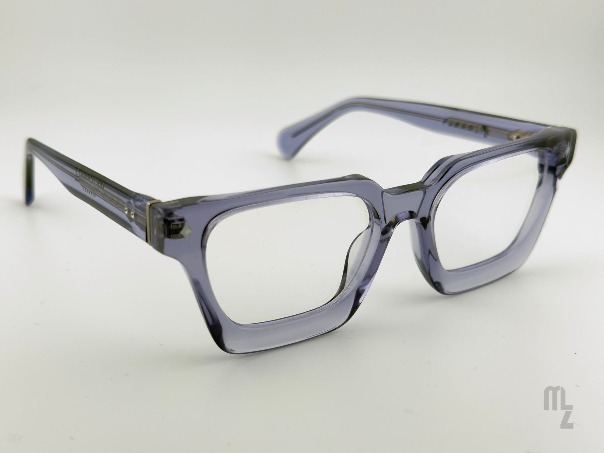 Fuego Arctic Grey Seitenansicht eckige Acetat Blaulichtfilterbrille angenehmer Sitz und perfekt für Bildschirmarbeit.Vielseitige Nutzungsmöglichkeit:
Gamingbrille, Mode-Brille,  Antiblaulichtfilter, minimalistisch usw.