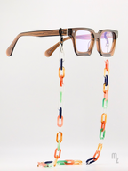 Lumière Chain - Bunte Brillenkette aus Acetat-Gliedern, kombiniert mit brauner Brille.