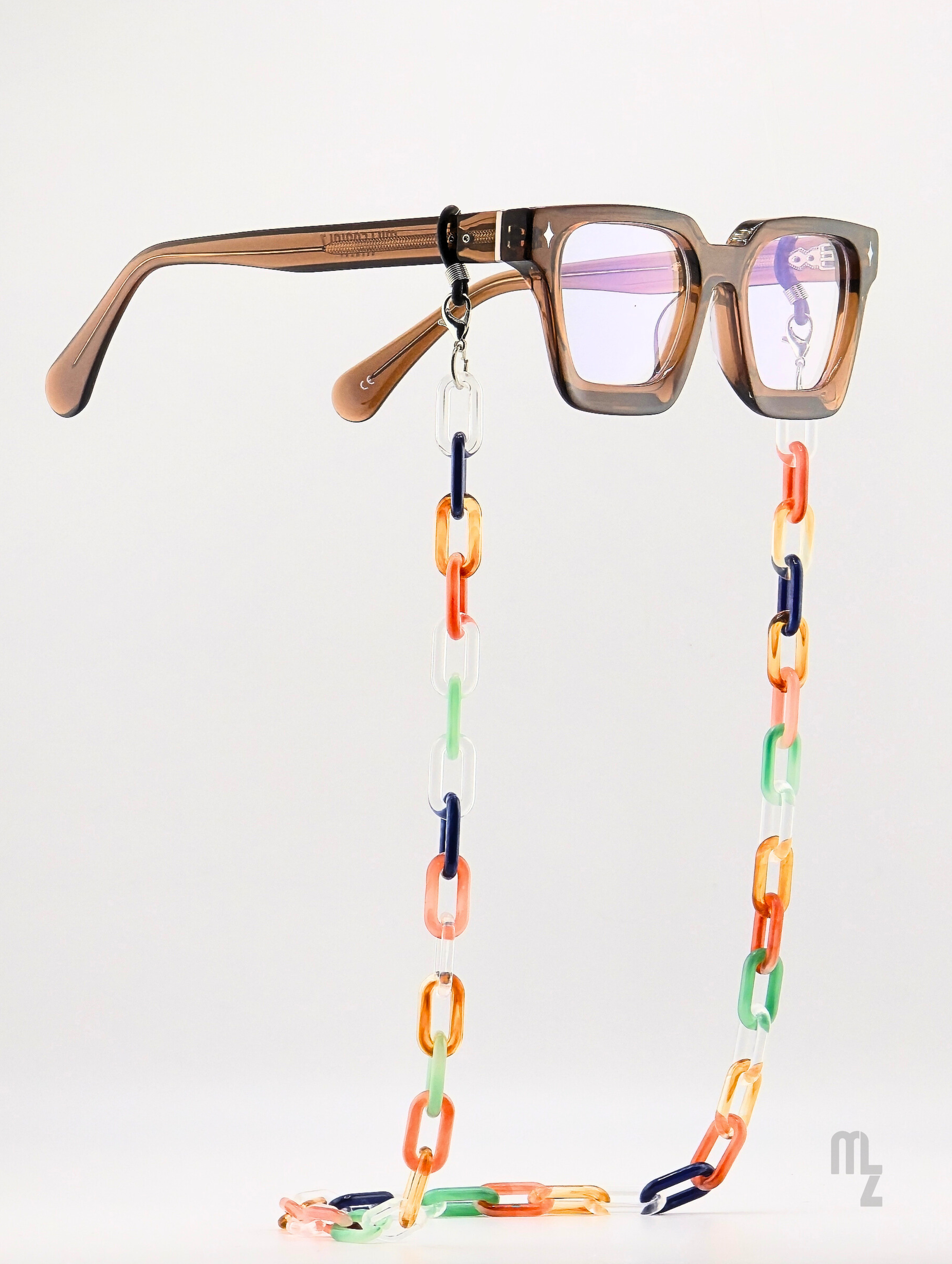 Lumière Chain - Bunte Brillenkette aus Acetat-Gliedern, kombiniert mit brauner Brille.