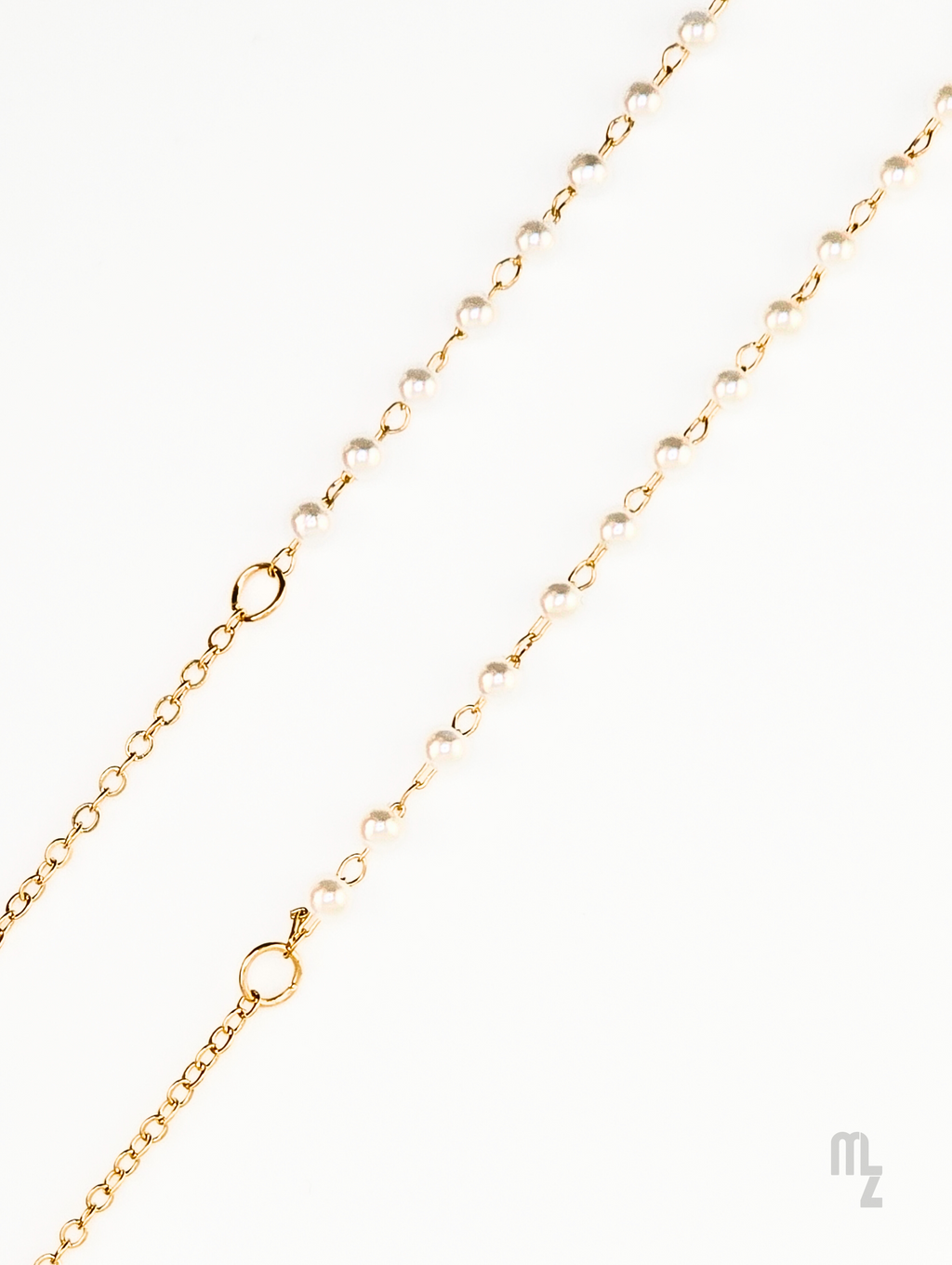 Goldene Brillenkette Pearl Grace – zeitloser Look aus einer Edelstahlkette mit weißen Vollperlen.