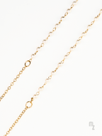 Goldene Brillenkette Pearl Grace – zeitloser Look aus einer Edelstahlkette mit weißen Vollperlen.