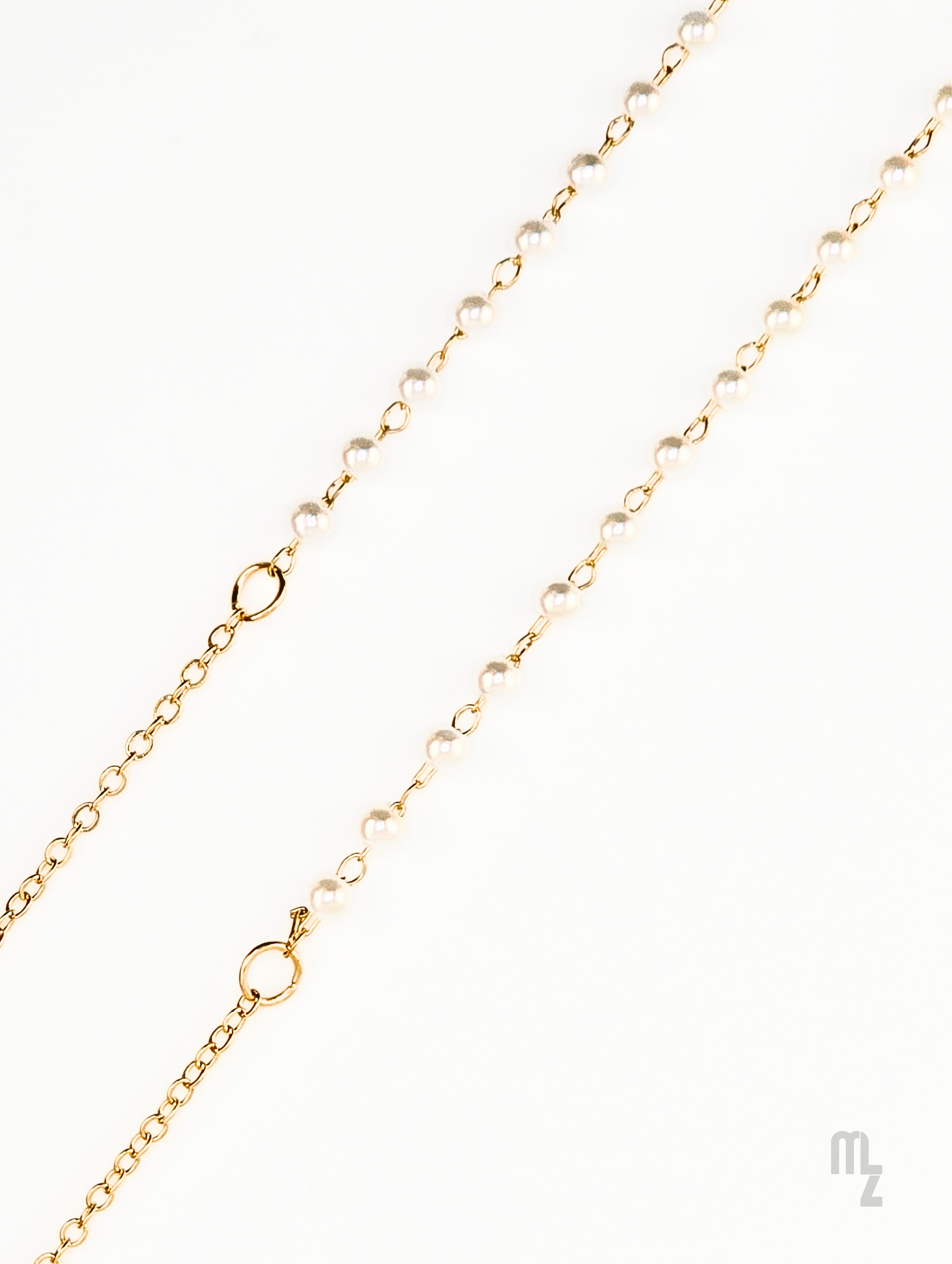 Goldene Brillenkette Pearl Grace – zeitloser Look aus einer Edelstahlkette mit weißen Vollperlen.