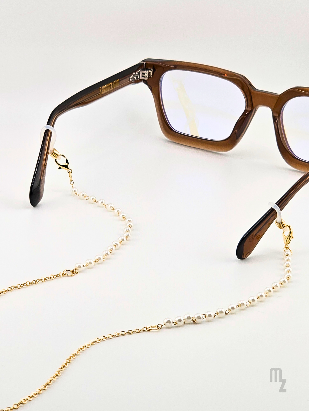 Pearl Grace – Brillenkette aus goldfarbenen Edelstahlkette und weißen Perlen im luxuriösen Stil.