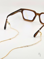 Pearl Grace – Brillenkette aus goldfarbenen Edelstahlkette und weißen Perlen im luxuriösen Stil.