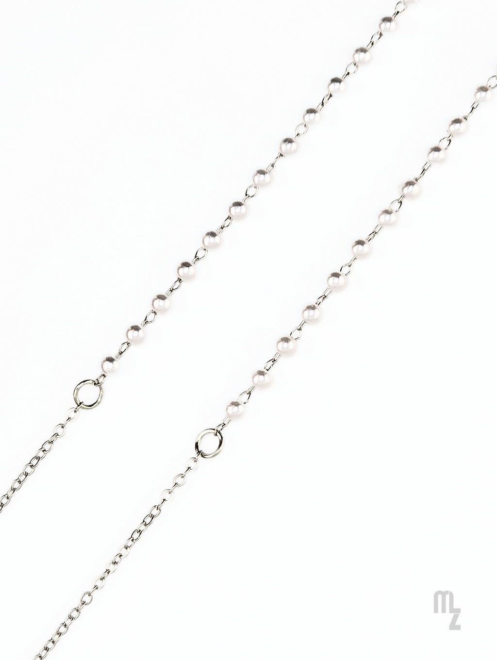 Silberne Brillenkette Pearl Grace - zeitloser Look aus einer Edelstahlkette mit weißen Vollperlen.