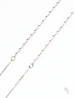 Silberne Brillenkette Pearl Grace - zeitloser Look aus einer Edelstahlkette mit weißen Vollperlen.