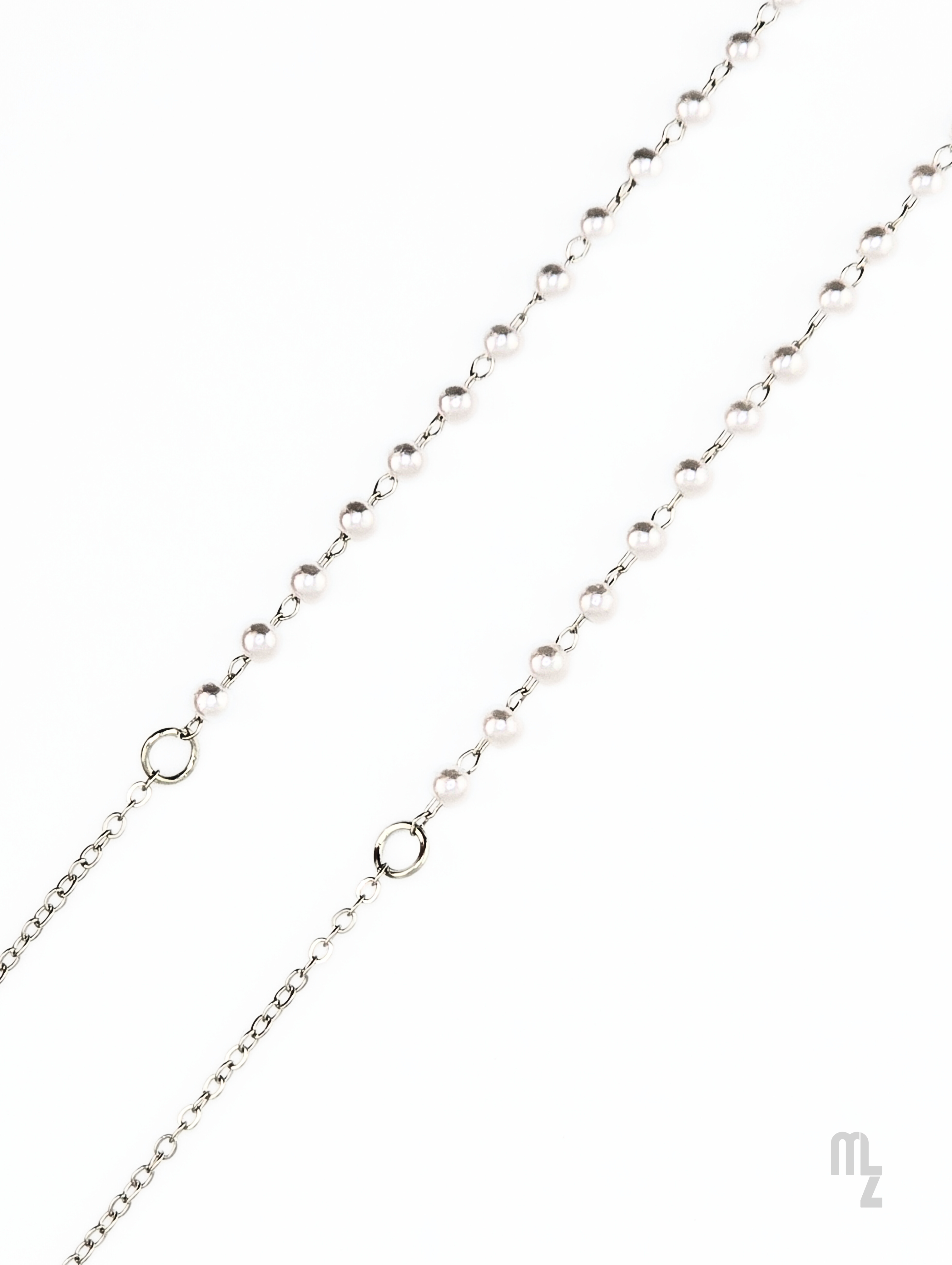 Silberne Brillenkette Pearl Grace - zeitloser Look aus einer Edelstahlkette mit weißen Vollperlen.
