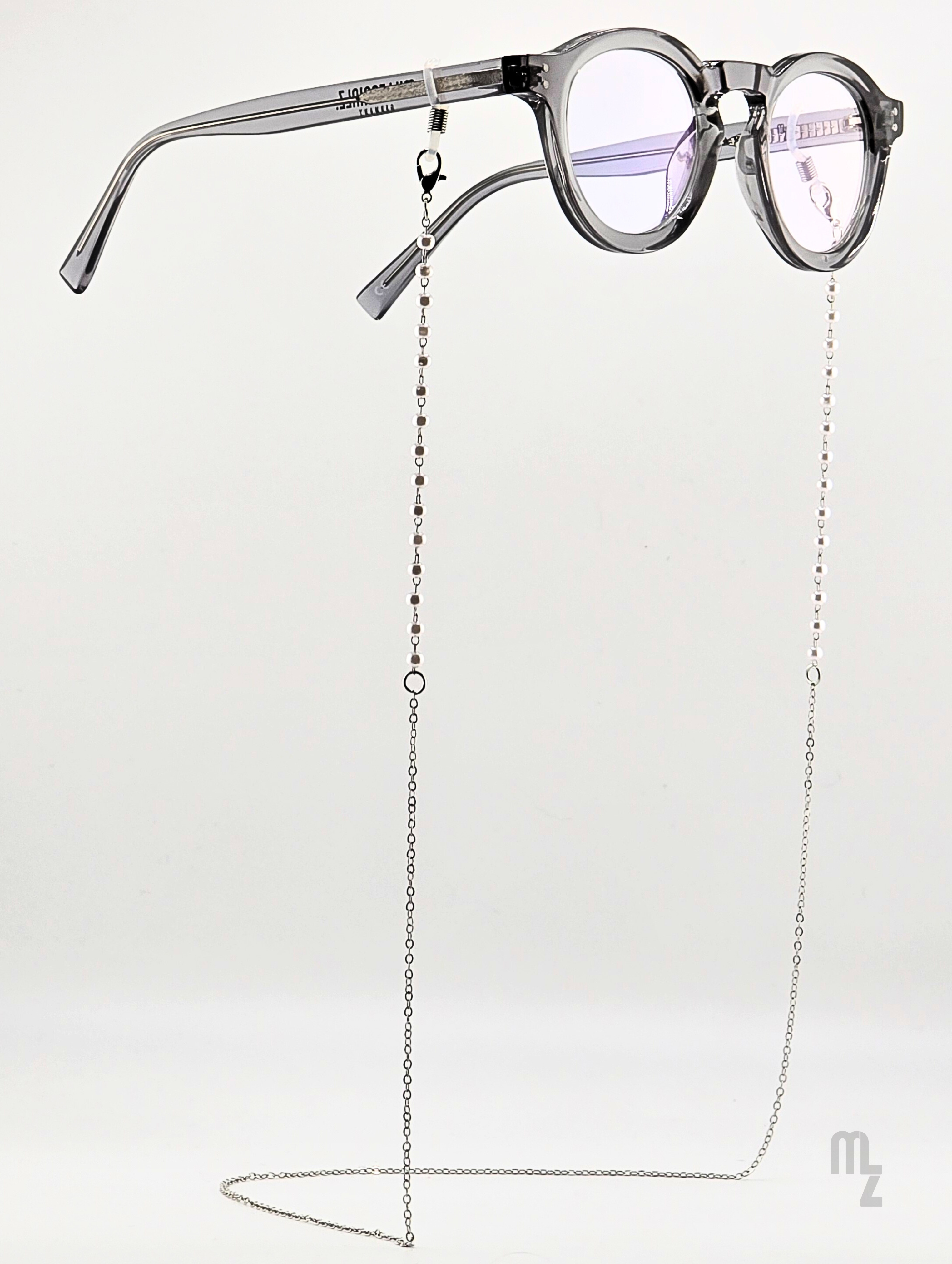 Pearl Grace - Brillenkette aus silberfarbenen Edelstahlkette und weißen Perlen im luxuriösen Stil.