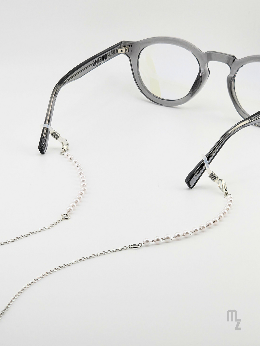 Silberne Brillenkette Pearl Grace – zarte Edelstahlkette mit weißen Vollperlen.