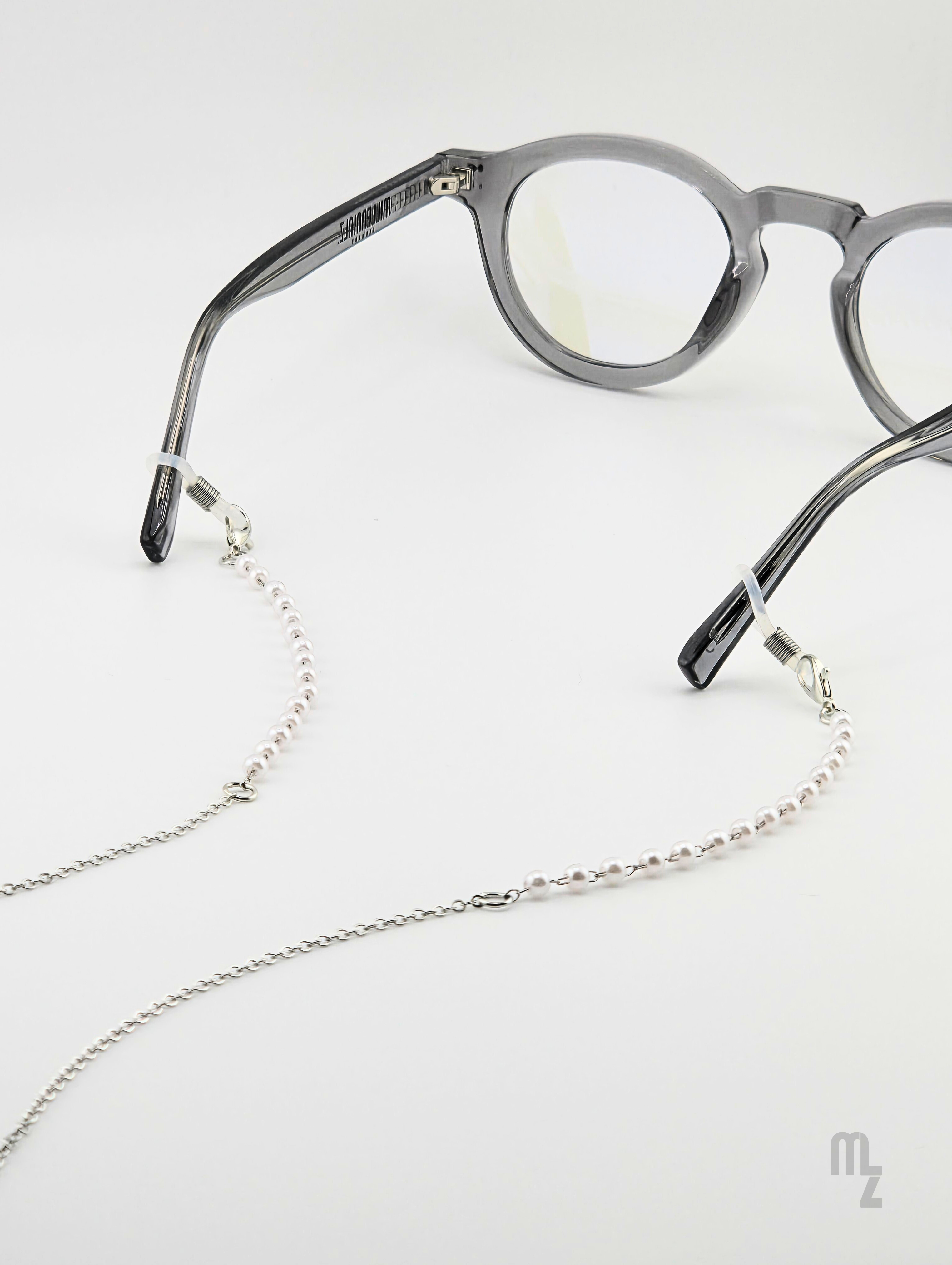 Silberne Brillenkette Pearl Grace – zarte Edelstahlkette mit weißen Vollperlen.