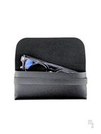 Portofino Slim Case – Mattschwarzes Slim-Brillenetui mit sanfter Soft-Struktur.