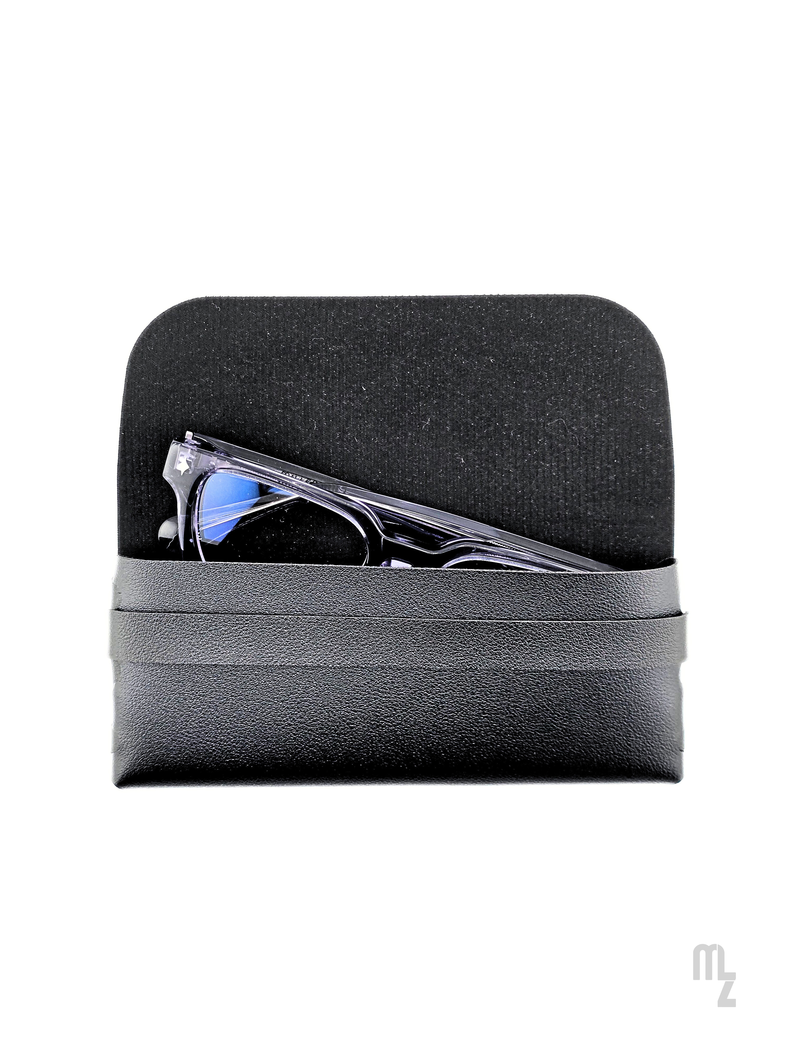 Portofino Slim Case – Mattschwarzes Slim-Brillenetui mit sanfter Soft-Struktur.
