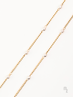 Pure Pearl Grace – Edle Brillenkette mit goldenen Vollperlen.