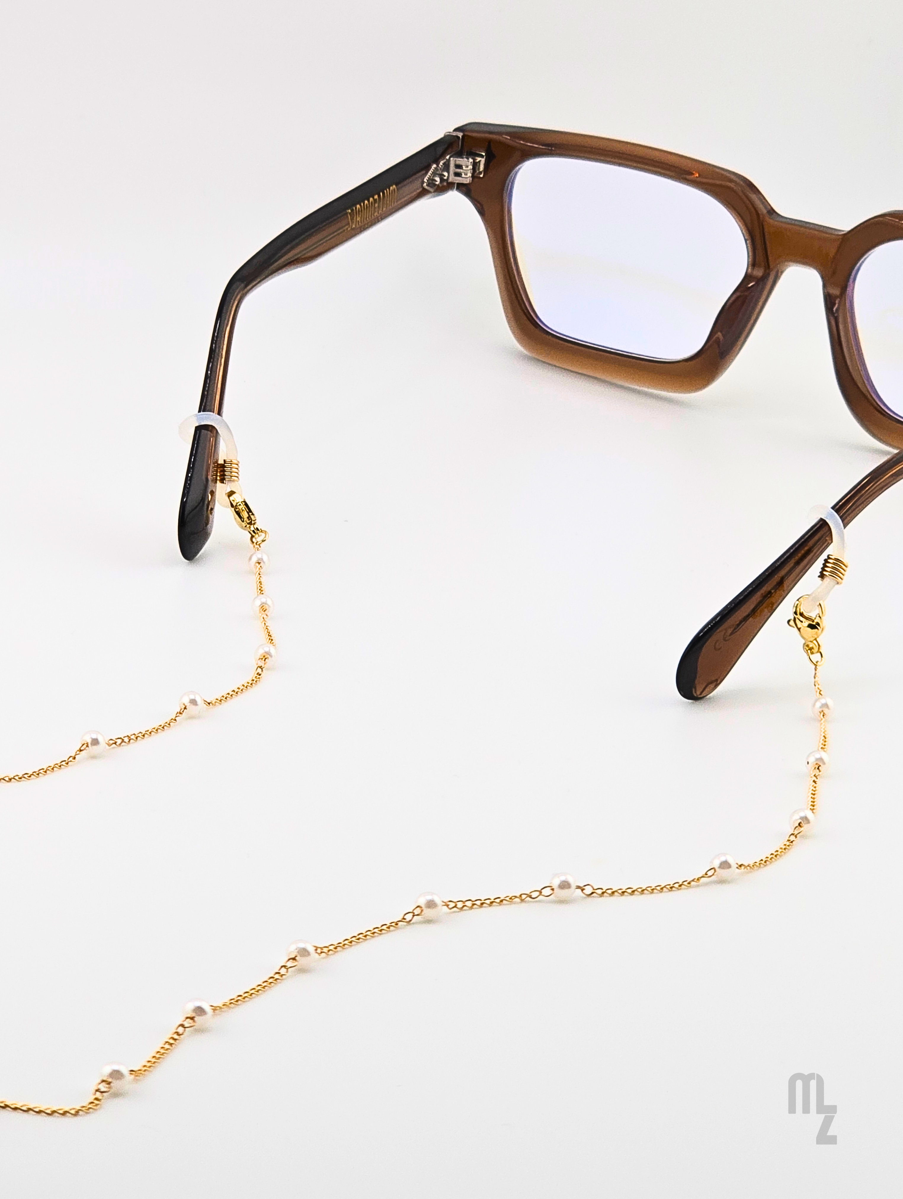 Pure Pearl Grace – Hochwertige Brillenkette aus goldfarbenen Vollperlen.