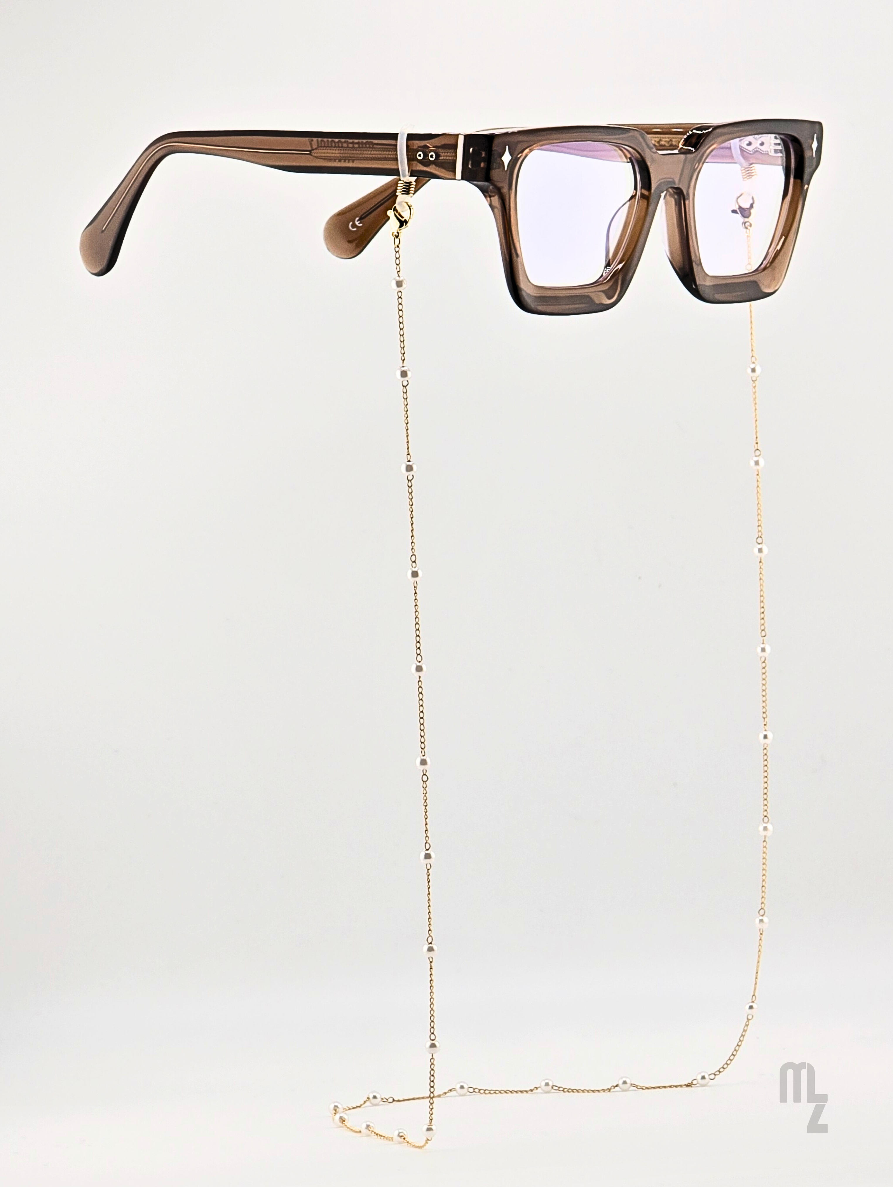 Goldene Vollperlen-Brillenkette Pure Pearl Grace im Luxusdesign.