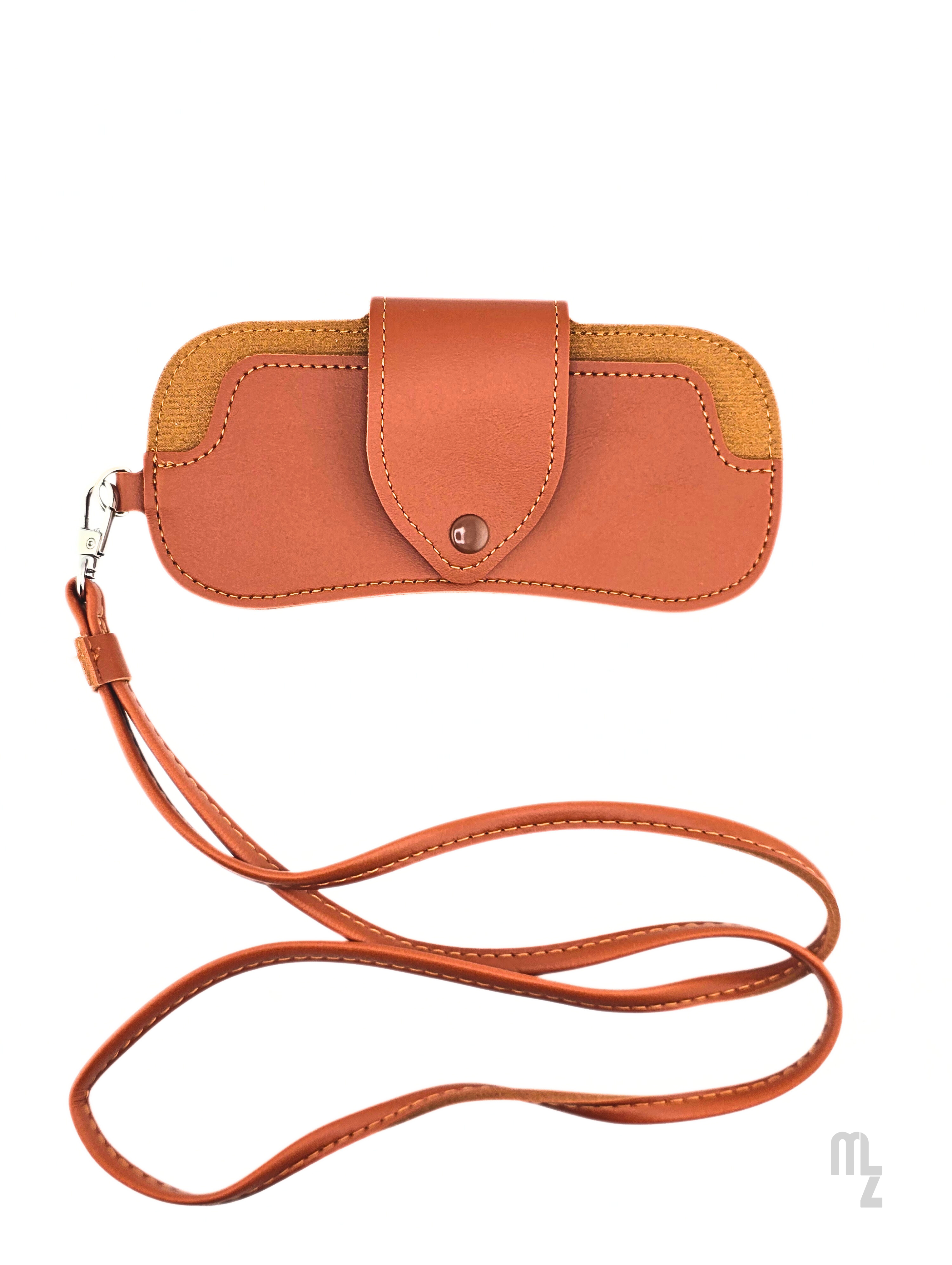 Luxuriöses cognacfarbenes Brillenetui Savona Strap Case mit Schulterriemen – edles Kunstleder.