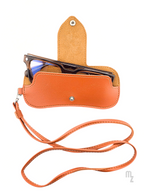 Savona Strap Case – Design-Brillenetui aus cognacfarbenem Kunstleder mit abnehmbarem Riemen.