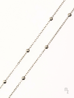 Sphere Chain – Minimalistische Brillenkette aus Edelstahlkugeln.