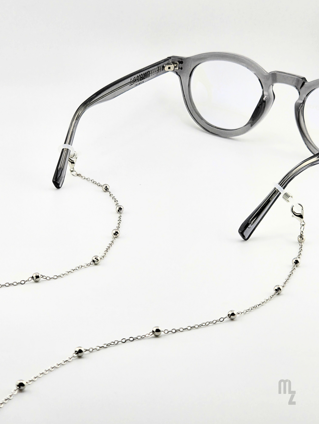 Luxuriöse Brillenkette Sphere Chain - glänzende Edelstahlkugeln in puristischem Design.