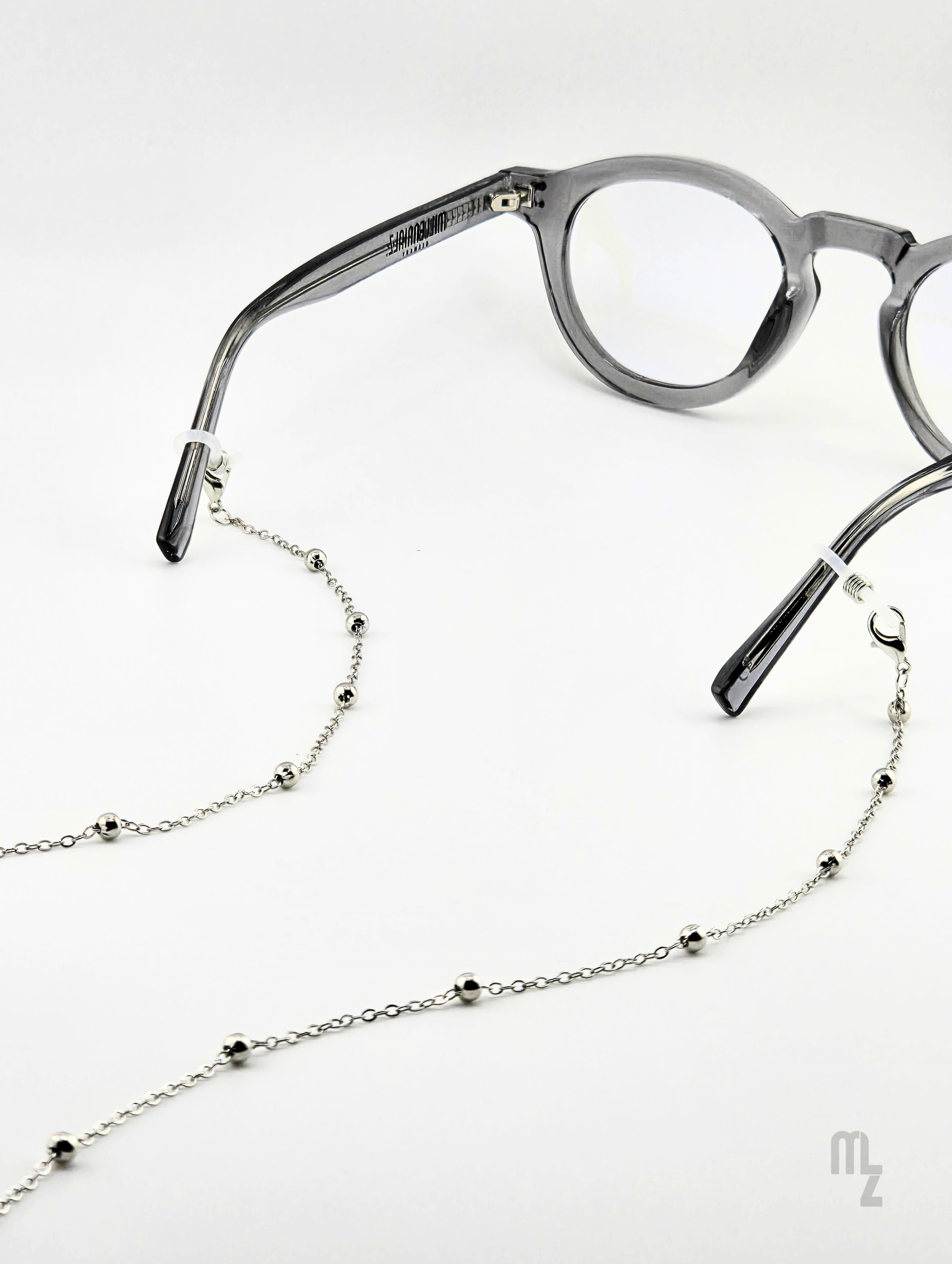 Luxuriöse Brillenkette Sphere Chain - glänzende Edelstahlkugeln in puristischem Design.