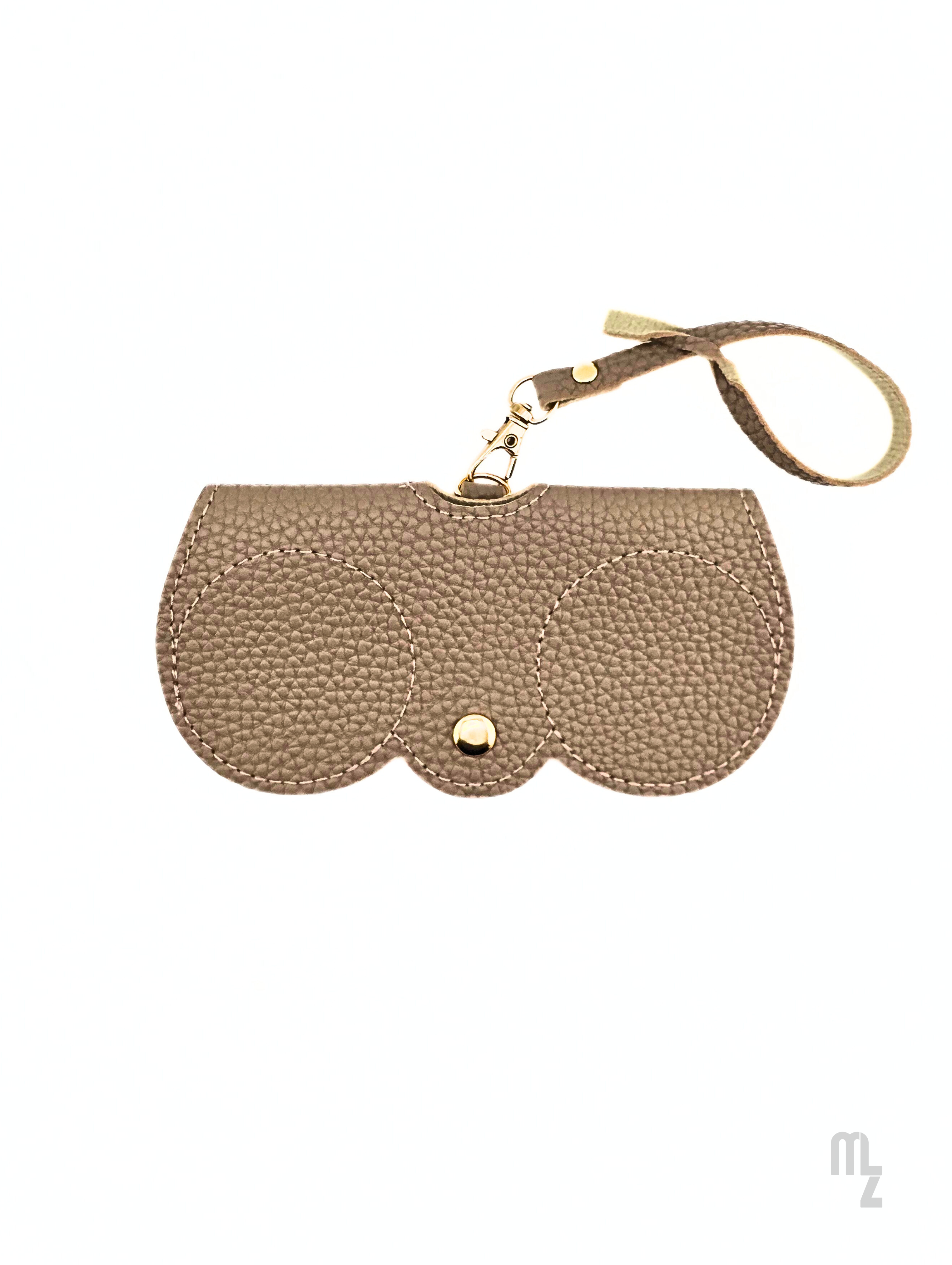 Taupefarbenes Brillenetui mit edlem Clip – italienisches Design von Millennialz.