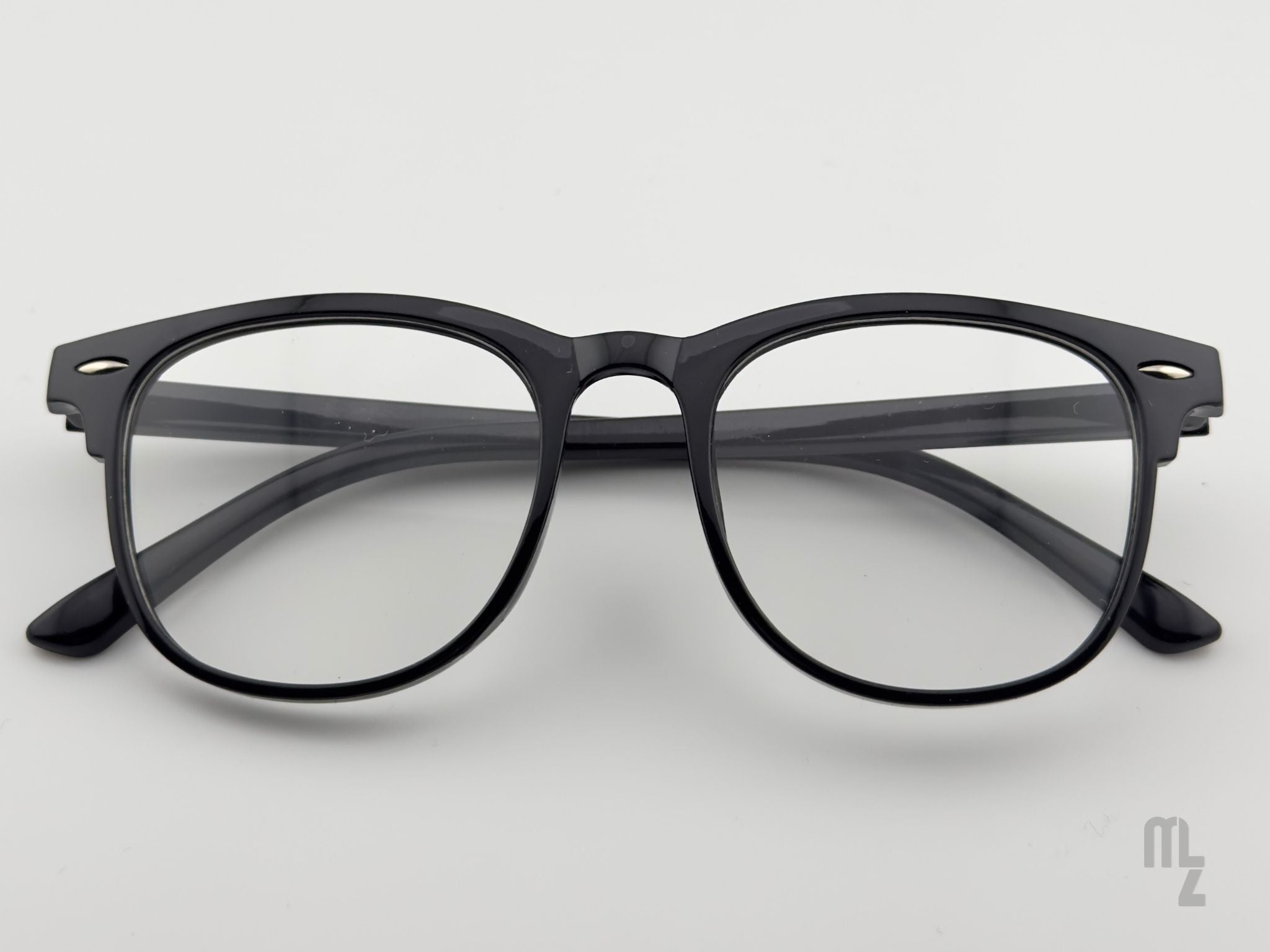 Vesuv Onyx Front eckige Blaulichtfilterbrille perfekt für Bildschirmarbeit, angenehme Blaulichtfilterbrille. Vielseitige Nutzungsmöglichkeit:
Gamingbrille, Mode-Brille,  Antiblaulichtfilter, minimalistisch usw.
