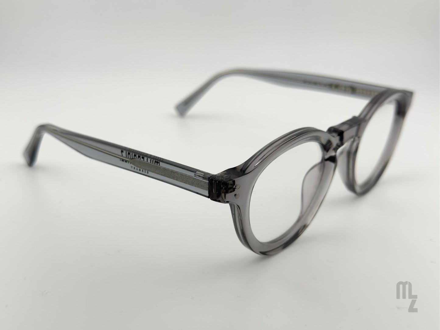 Yantarni Frozen Grey Seitenansicht runde Blaulichtfilterbrille für stylischen Look auf der Arbeit und im Alltag. Vielseitige Nutzungsmöglichkeit:
Gamingbrille, Mode-Brille,  Antiblaulichtfilter, minimalistisch usw.