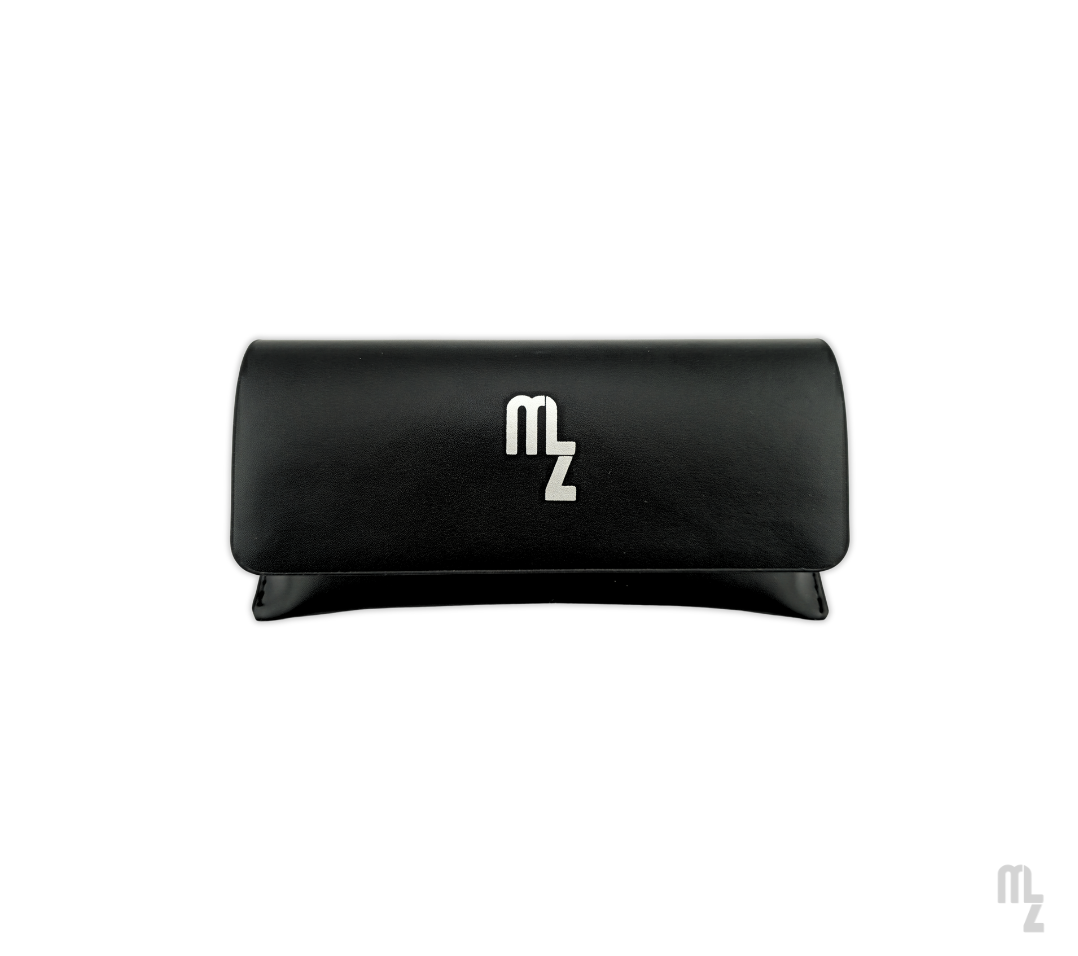 Hochwertiges Brillenetui in Schwarz mit silbernem MLZ-Logo für Blaulichtfilterbrillen - minimalistisches Design und sicherer Schutz für jegliche Brillen.