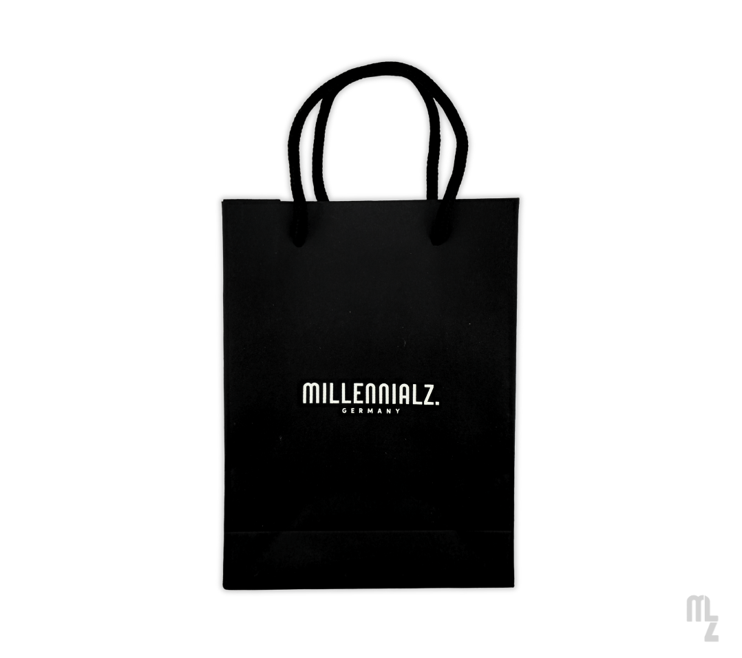 Elegante schwarze Geschenktasche mit MILLENNIALZ Logo – stilvolle Verpackung für Blaulichtfilterbrillen oder Accessoires.