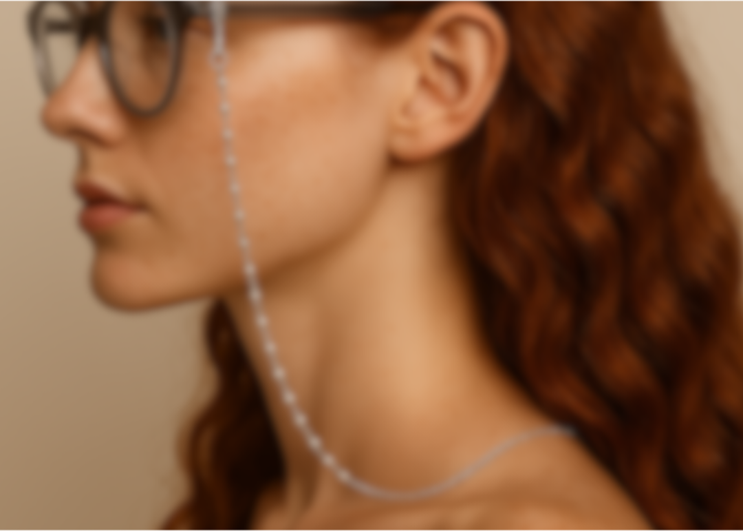 Nahaufnahme einer Pearl Grace Brillenkette an grauer Blaulichtfilterbrille – luxuriöses Detail.
